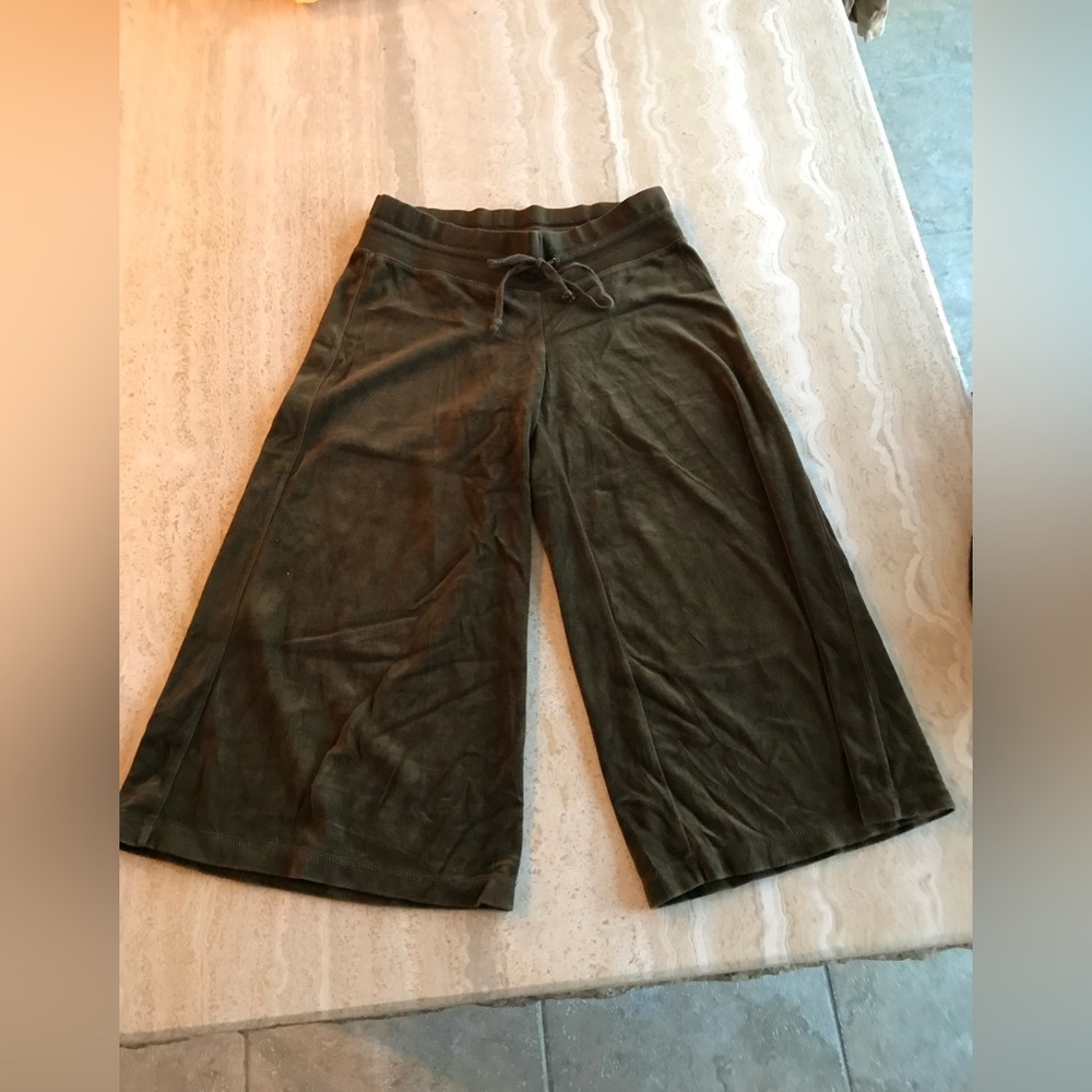 MOSSAIO OLIVE GREEN CAPRI PANTS